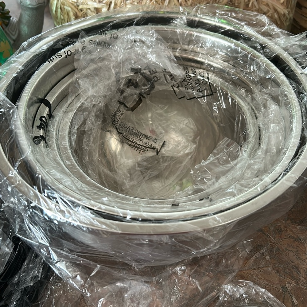 Stainless Steel 6 piece grip bottom mixing bowl set with lids and graters